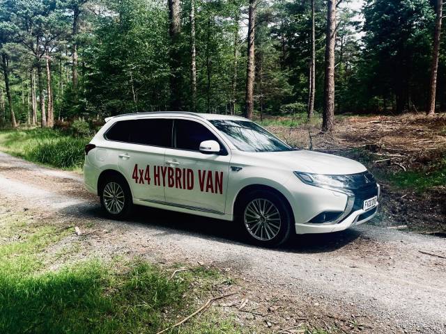 Mitsubishi Outlander 2.4 PHEV Reflex Plus Commercial Auto Light 4X4 Utility Petrol / Electric Hybrid WHITE