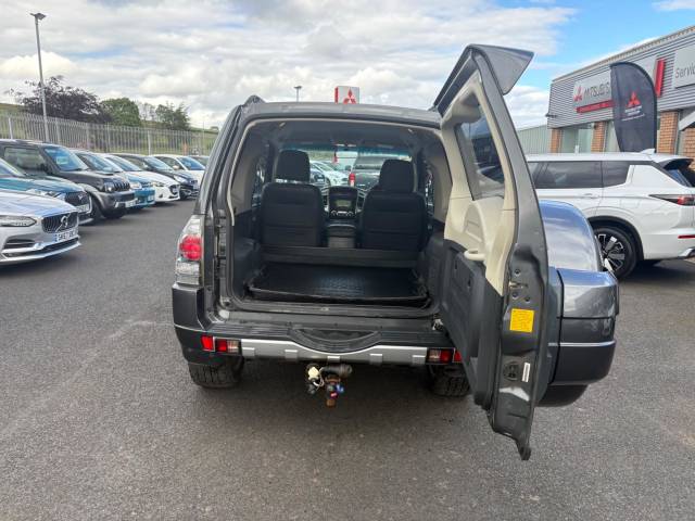 2014 Mitsubishi Shogun 3.2 DI-DC Barbarian SUV 3dr Diesel Automatic 4WD L1 (216 g/km, 197 bhp)
