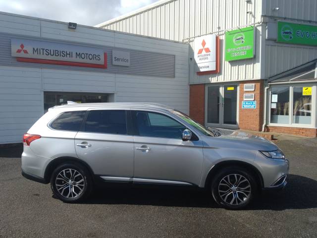 Mitsubishi Outlander 2.2 DI-D 3 4WD Euro 6 (s/s) 5dr SUV Diesel Silver