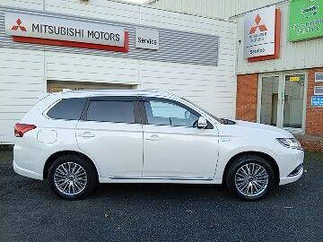 Mitsubishi Outlander 2.4h TwinMotor 13.8kWh Dynamic CVT 4WD Euro 6 (s/s) 5dr SUV Petrol Plug-in Hybrid White