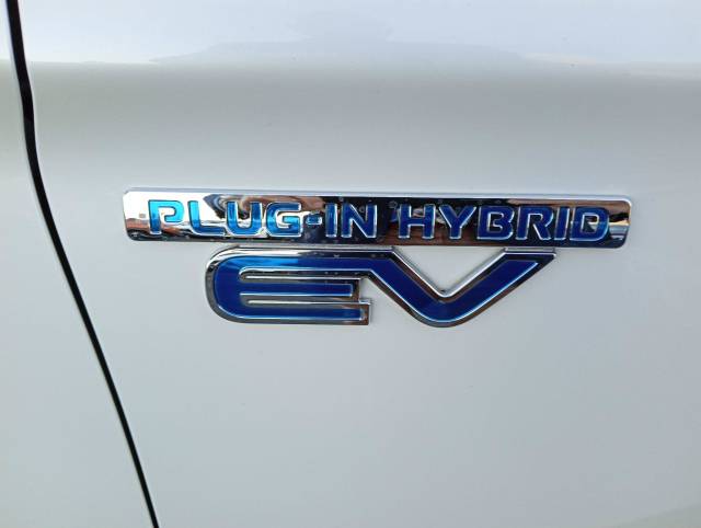 2021 Mitsubishi Outlander 2.4h TwinMotor 13.8kWh Dynamic CVT 4WD Euro 6 (s/s) 5dr